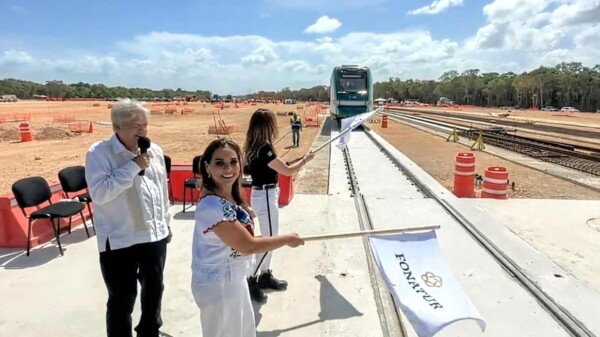 Junto con el Presidente de México, Mara Lezama da banderazo para recibir vagón del Tren Maya