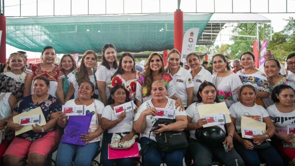 Mara Lezama entrega tarjetas Mujer es Poder en Felipe Carrillo Puerto