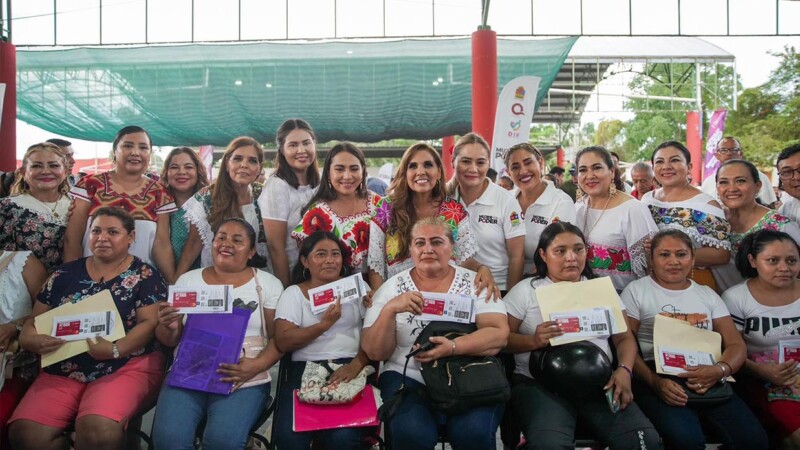 Mara Lezama entrega tarjetas Mujer es Poder en Felipe Carrillo Puerto