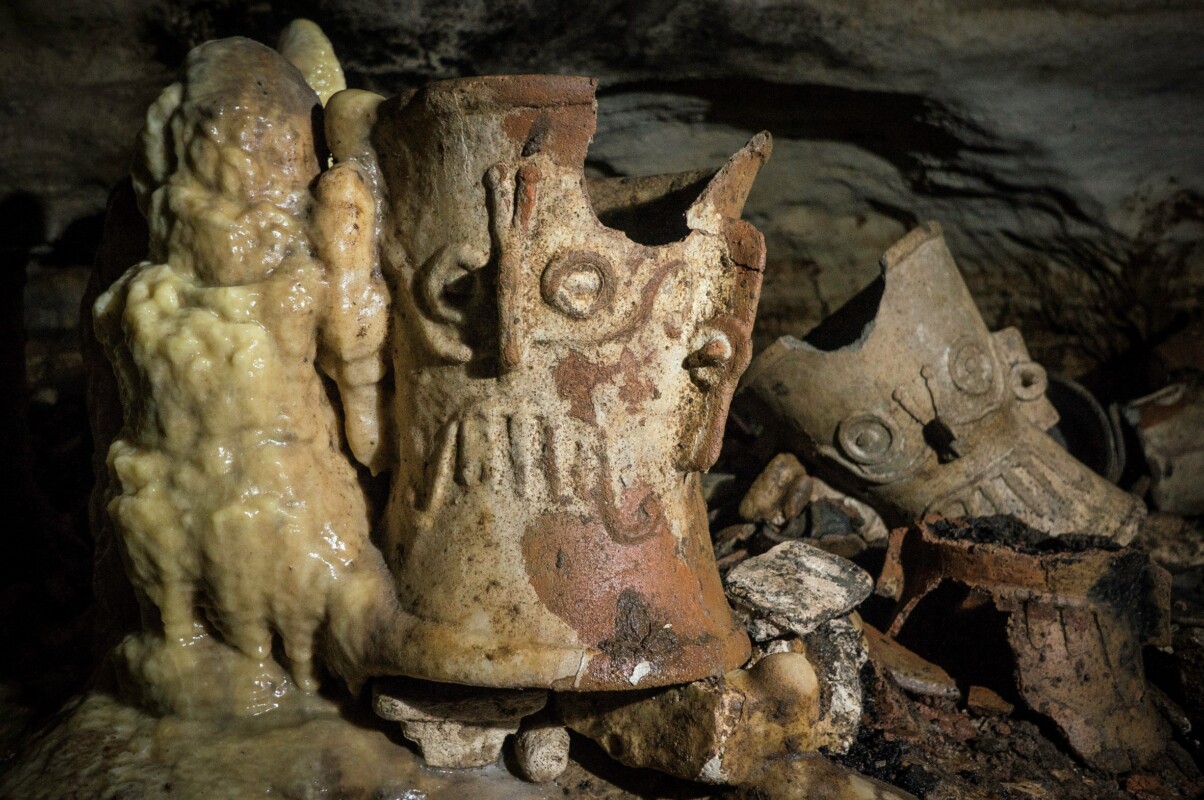 Hallazgo en el año de 2019; la fotografía fue cedida por el INAH, fueron al menos 200 piezas cerámicas que permanecieron intactas durante más de mil años en una cueva ritual en Chichén Itzá. La cueva, que fue descubierta hace 50 años pero permanecía inexplorada hasta esa fecha, se denomina Balamkú y tiene un laberíntico recorrido con un profundidad de 24 metros bajo la superficie. Balamkú se ubica a 2.7 kilómetros al este de la pirámide de El Castillo o Templo de Kukulkán.