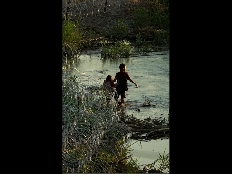 Departamento de Seguridad Pública de Texas difundió, mediante correo electrónico, que el 25 junio hallaron a un grupo de 120 indocumentados, incluidos niños y madres amamantando, y que la orden fue “empujar a la gente de regreso al agua para que se fuera a México”.