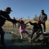 Texas ordena empujar al río Bravo a bebés y niños migrantes