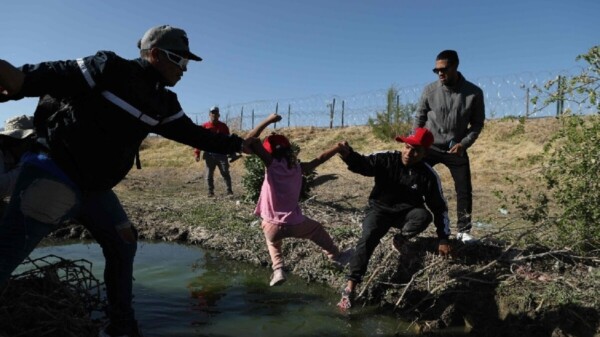 Texas ordena empujar al río Bravo a bebés y niños migrantes