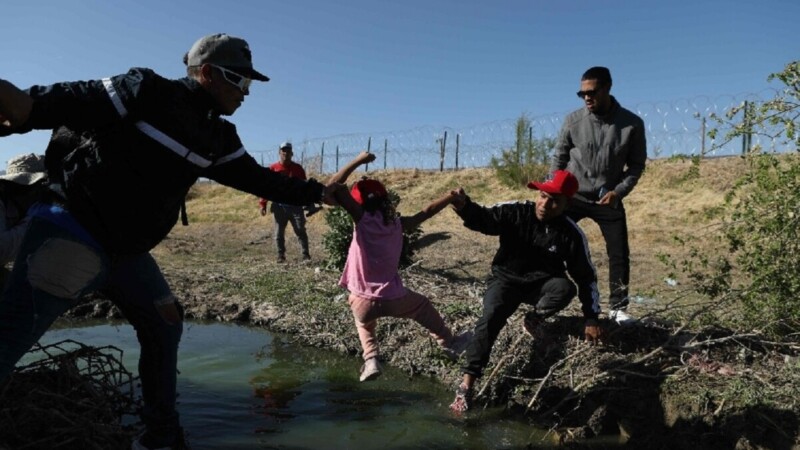 Texas ordena empujar al río Bravo a bebés y niños migrantes
