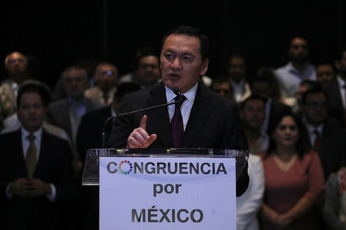 El PRI perdió la ruta con una dirigencia soberbia, criticó Miguel Ángel Osorio Chong al anunciar su salida del tricolor. Unos 250 ex militantes crean Congruencia por México.