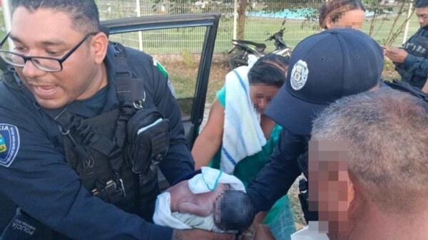 Policías del Equipo Especial Jaguar apoyan en un parto en carretera de Quintana Roo