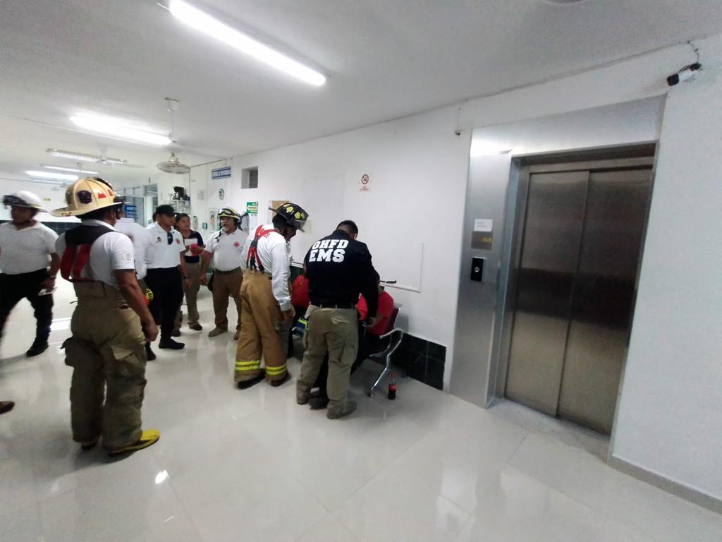 Paramédicos y un paciente quedan atrapados en un elevador en Chetumal; minutos de angustia se vivieron en la Clínica Campestre.