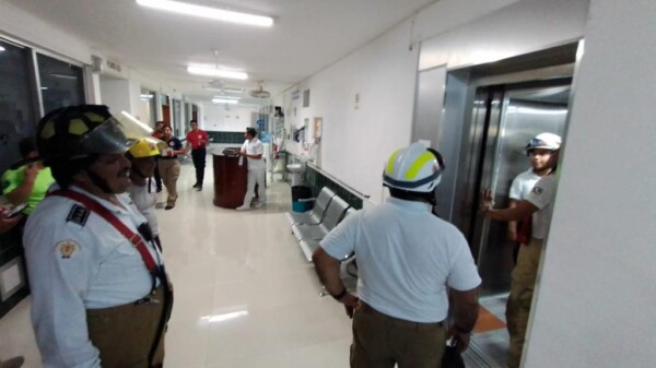 Paramédicos y un paciente quedan atrapados en un elevador en Chetumal.