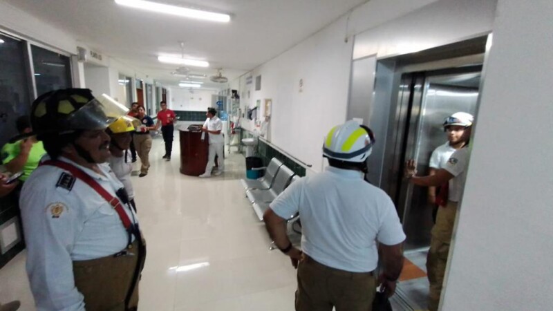 Paramédicos y un paciente quedan atrapados en un elevador en Chetumal.