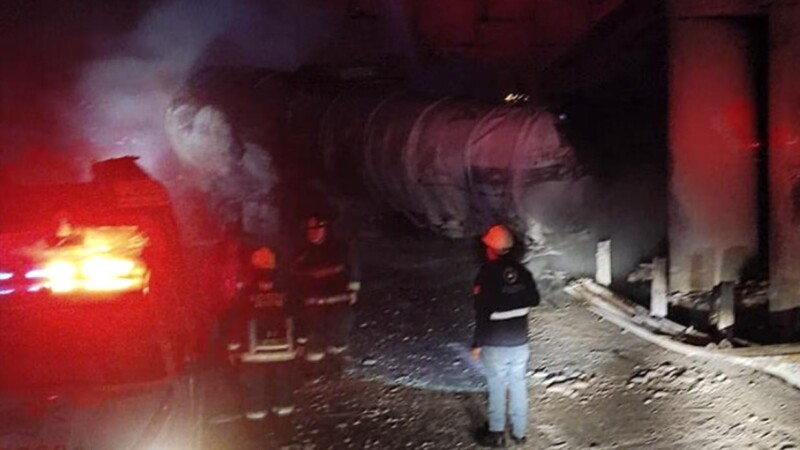 Pipa de combustible estalla en plena avenida de Puebla