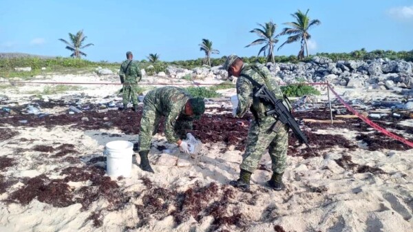 Recalan nueve ‘ladrillos’ con cocaína en playa de Cozumel