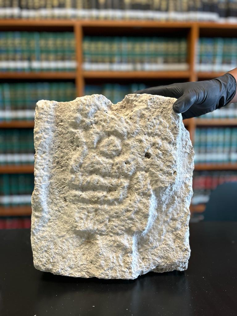 Recupera México en Alemania tesoro arqueológico maya; el relieve tallado en roca formó parte de un muro de cráneos labrados, que evoca al Tzompantli.
