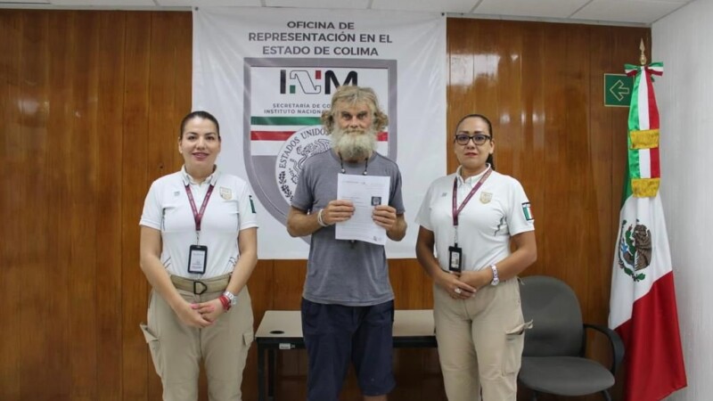 Regularizan estancia de náufrago australiano rescatado en el Pacífico mexicano.