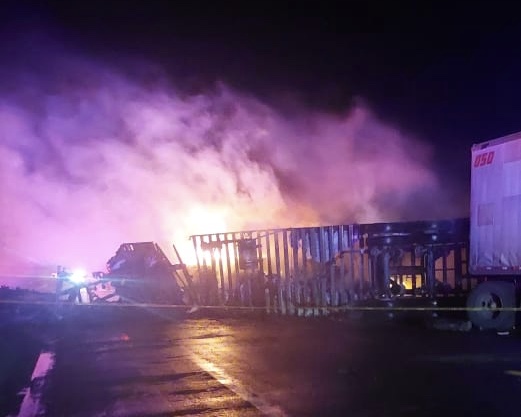 Saldo de 6 muertos y 53 heridos tras chocar autobús y un tráiler en Michoacán; ambas unidades se incendiaron luego de colisionar en carretera