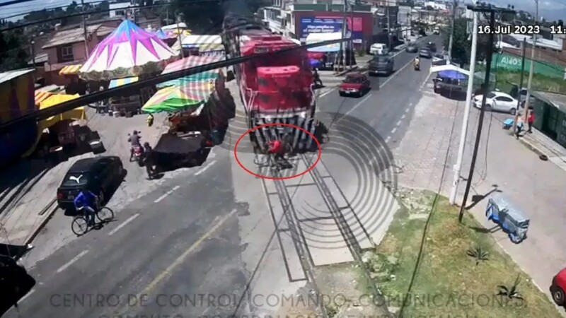 Tren se lleva a ciclista que intentó ganarle el paso (VIDEO)