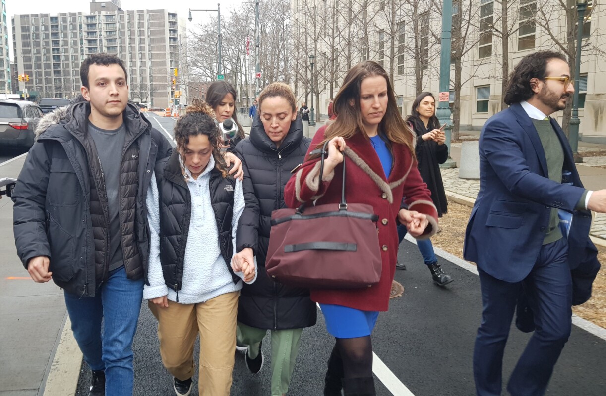 Linda Cristina Pereyra, junto con sus hijos, al iniciar el juicio en Nueva York en contra de su marido Genaro García Luna.