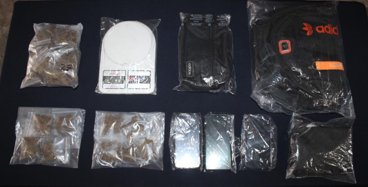 Atrapan a trío de narcomenudistas en la Supermanzana 93 de Cancún; les decomisaron varias dosis de enervante, una báscula y una motocicleta.