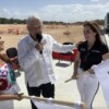 Recibe AMLO al primer vagón del Tren Maya en Cancún