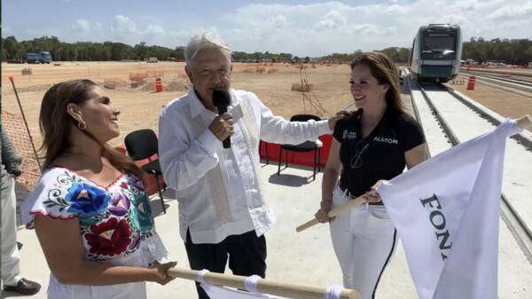 Recibe AMLO al primer vagón del Tren Maya en Cancún