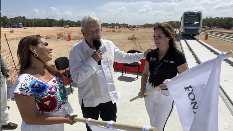 Recibe AMLO al primer vagón del Tren Maya en Cancún