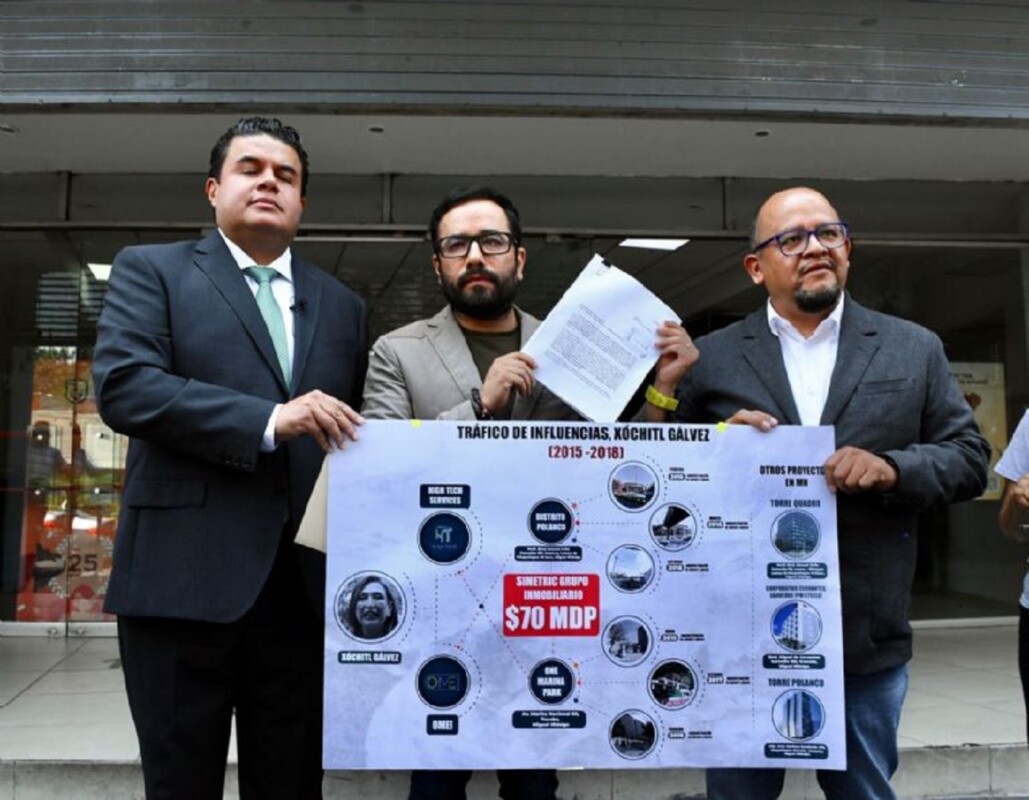 El exalcalde de la Alcaldía Miguel Hidalgo, Víctor Hugo Romo (centro), presentó la denuncia en contra de la aspirante del PRIAN Xóchitl Gálvez<.