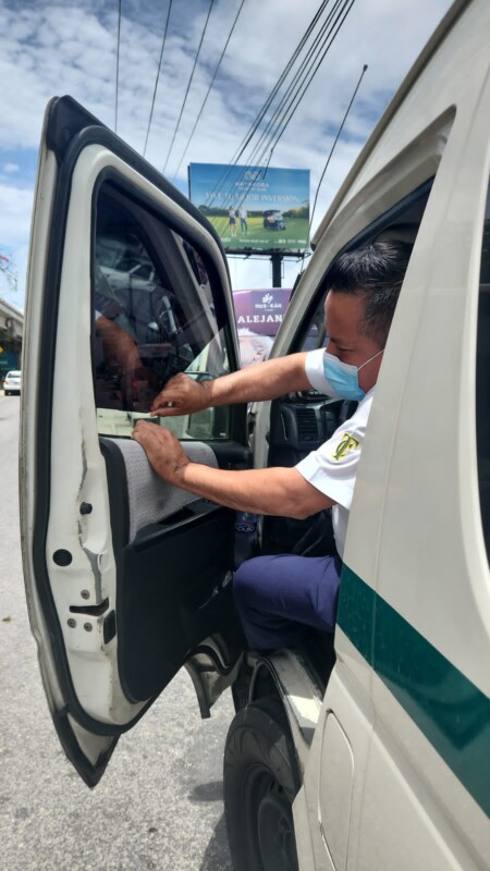 Imoveqroo invita a transportistas del servicio público a no usar polarizados en sus unidades; se han retirado 230 en unidades,