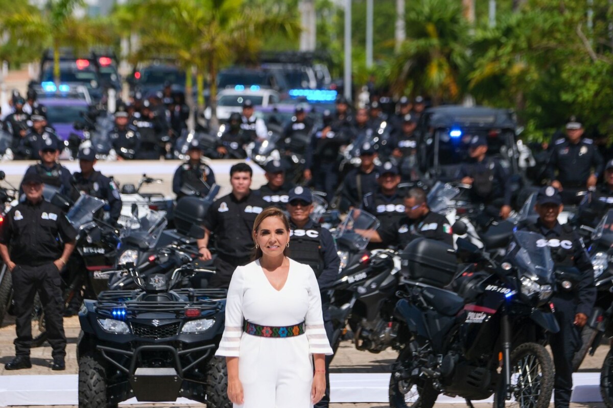 La gobernadora entregó 689 unidades y un helicóptero, que beneficiará también a los 11 municipios en un trabajo coordinado para recuperar la paz.