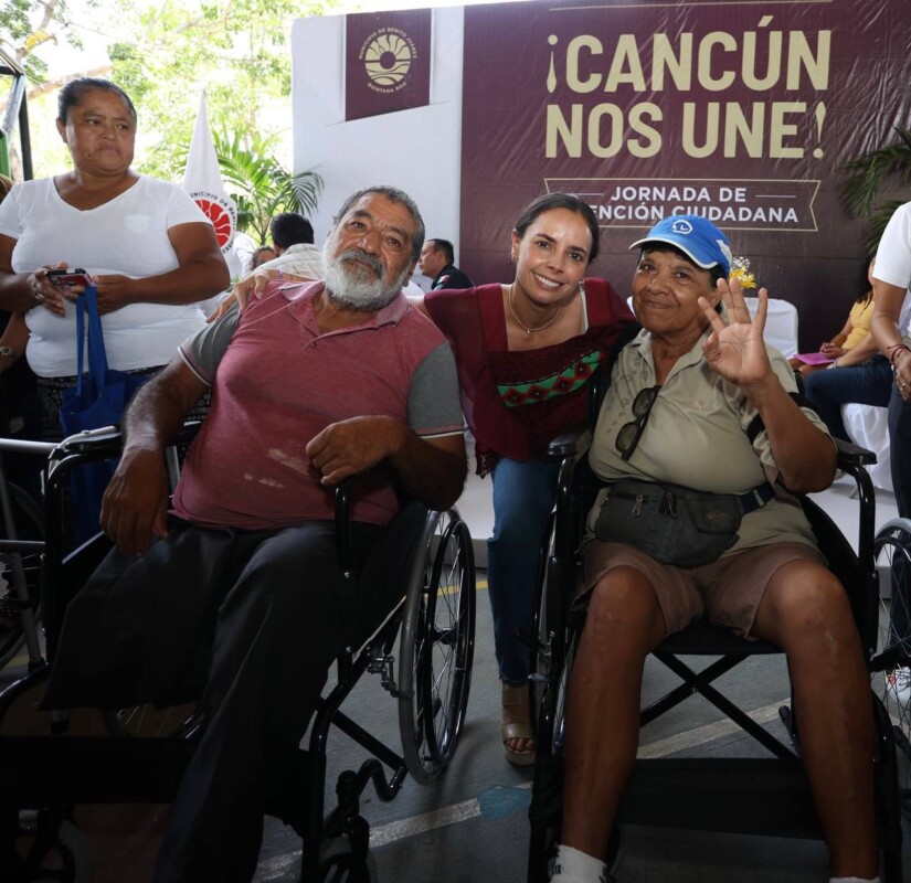 La presidenta municipal de Benito Juárez escuchó ayer a ciudadanos en el domo de la Supermanzana 232 de Cancún.