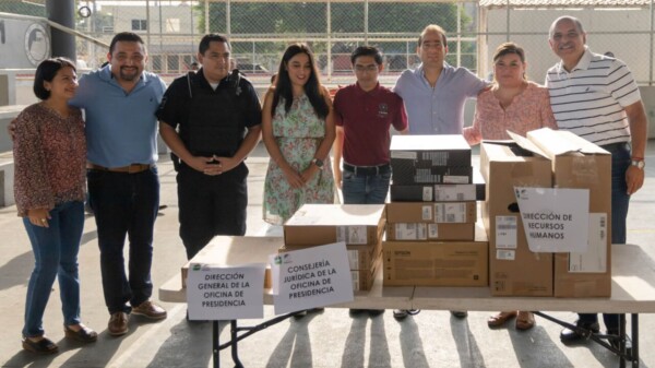 Diego Castañón entrega nuevos equipos para mejorar trámites y servicios en el Ayuntamiento de Tulum