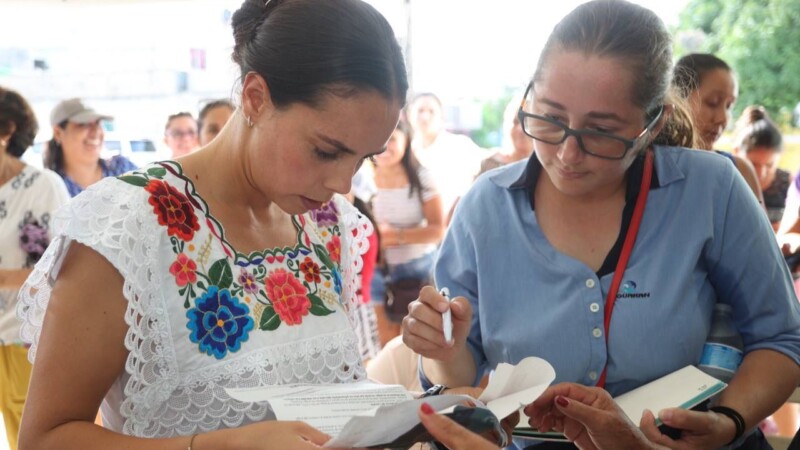 Ana Paty Peralta escucha y atiende a vecinos de la Supermanzana 219 de Cancún