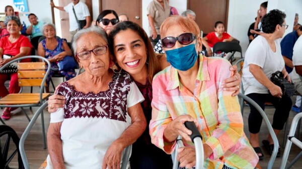 Cumple Marybel Villegas con tercer grupo de cirugías del programa "Abre los ojos con Marybel"