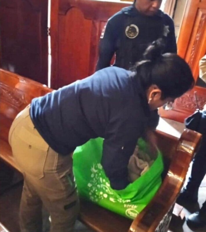 Abandonan a recién nacida en una parroquia de Tlaxcala; la criatura fue dejada en una bolsa en una de las bancas del lugar.