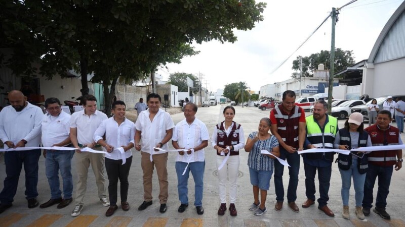 Ana Paty Peralta corta de listón de la ampliación de la red de drenaje sanitario en la SM 97