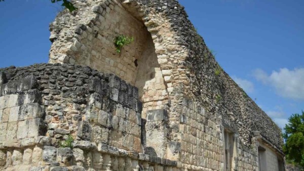 Descubren arqueólogos mexicanos ofrenda de 16 cuchillos prehispánicos en Yucatán