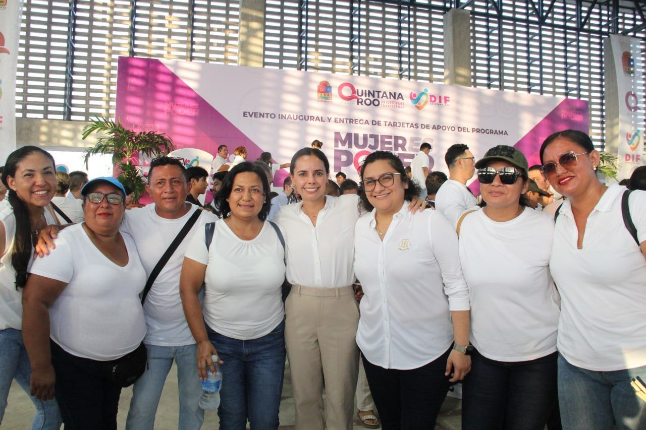 Mara Lezama y Ana Paty Peralta entregan tarjetas del Programa "Mujer es Poder"