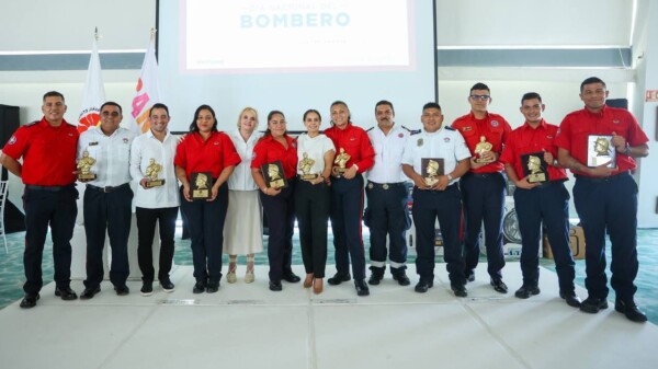 Reconoce Ana Paty Peralta a los bomberos en su día.