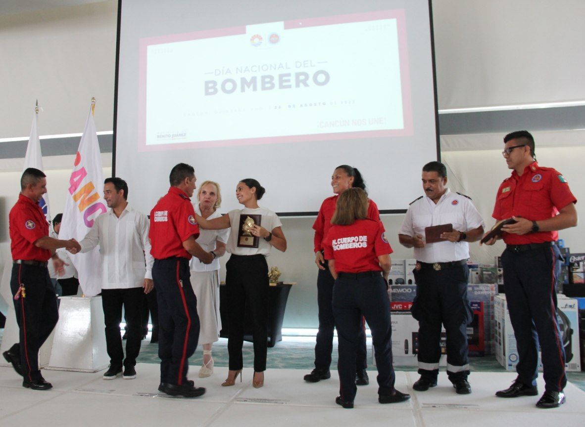 Reconoce Ana Paty Peralta a los bomberos en su día; 176 elementos disfrutaron en unidad a familiares y autoridades municipales.