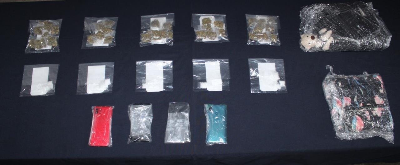 Les decomisaron 35 dosis de marihuana y 29 de cristal.