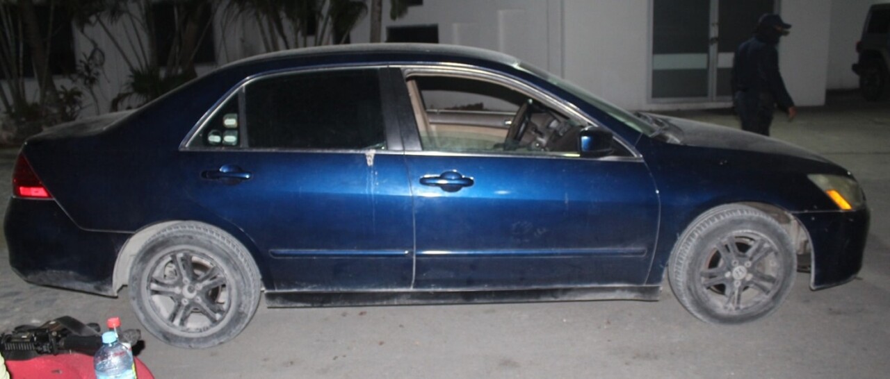 Cuatro presuntos narcomenudistas fueron detenidos en Rancho Viejo; fueron descubiertos manipulando enervantes en un auto.