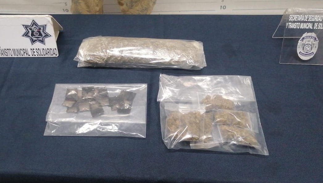 Detienen a narcomenudista en In House de Playa del Carmen; les decomisaron siete envoltorios con marihuana y 16 con cristal.