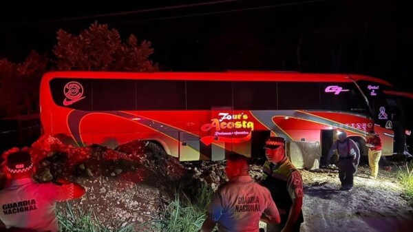 Choca autobús que salió de Cancún hacia Tabasco; 4 muertos y 17 heridos el saldo.