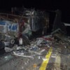 Deja 15 muertos choque entre tráiler y autobús de pasajeros en Oaxaca.