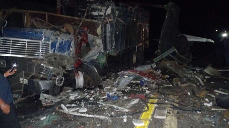 Deja 15 muertos choque entre tráiler y autobús de pasajeros en Oaxaca.