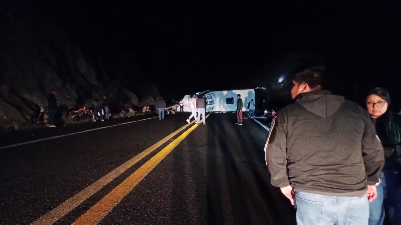 Deja 15 muertos choque entre tráiler y autobús de pasajeros en Oaxaca; se reportaron 36 personas lesionadas, en su mayoría migrantes venezolanos.