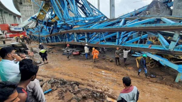 Deja 17 muertos el desplome de una grúa en autopista de la India (VIDEO)