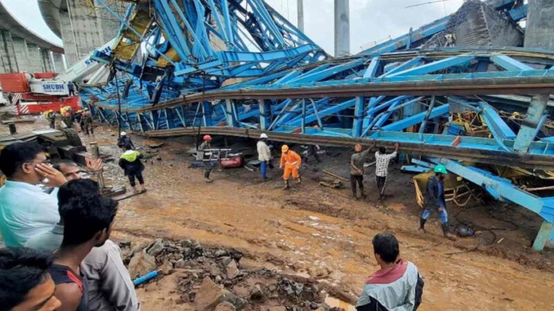 Deja 17 muertos el desplome de una grúa en autopista de la India (VIDEO)