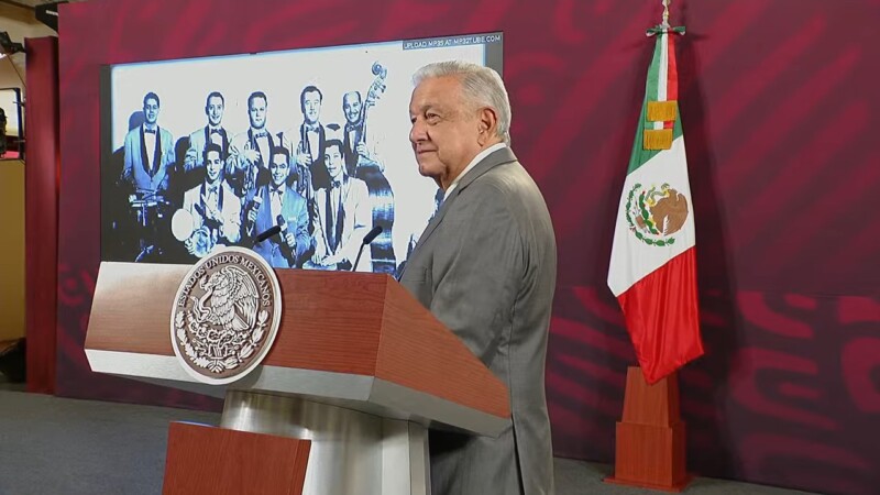Ironiza AMLO con campaña contra Libros de Texto
