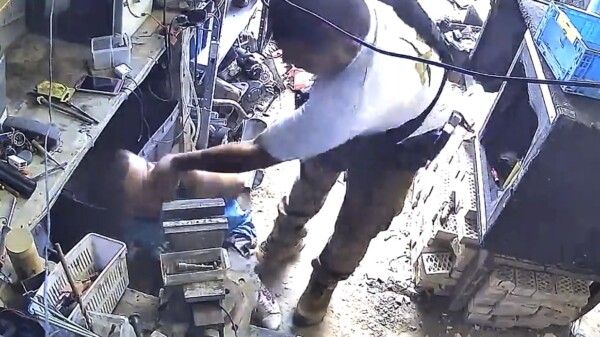 Exhiben a agente de la FGECoahuila golpeando a hombre esposado