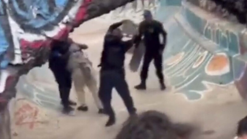 Policías golpean y detienen a skaters en CDMX