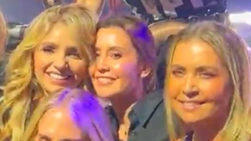 Angélica Rivera aparece con amigas en el concierto de Matute